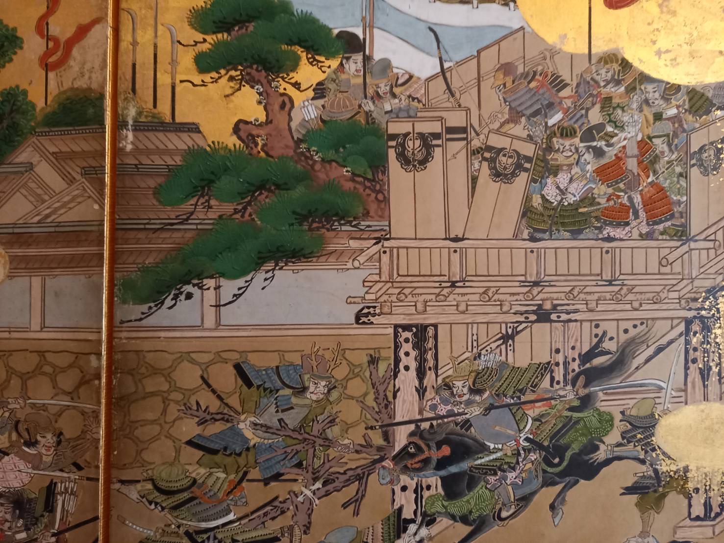 木製枠・玉石に彫刻された花瓶絵柄・リアルの花模様、￼小屏風折りたたみ式 ガラスの雛飾り 春の風 (鶯色・桃色) 桐箱入 FIORETTO フィオ